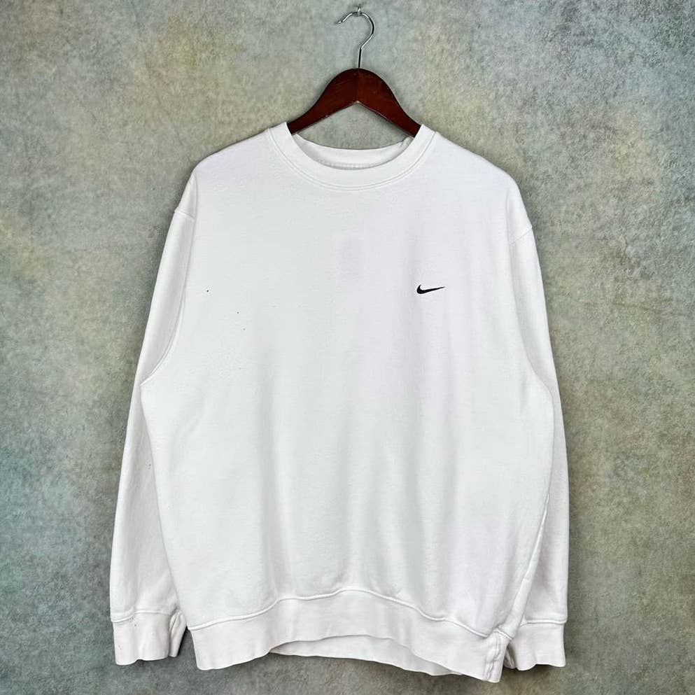 Nike mini best sale logo crewneck